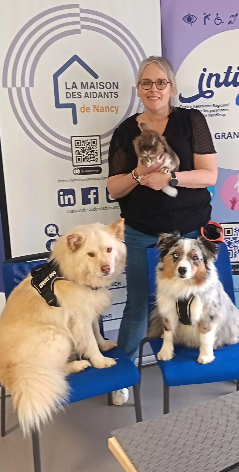 Jennifer De Groeve, zoothérapeute certifiée, avec ses animaux médiateurs — Tips, Uxo et Tap-Tap